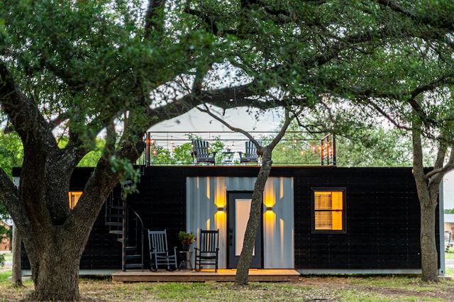 jed-owen-ZdEQ_JKizsU-unsplash (1) Shipping container home